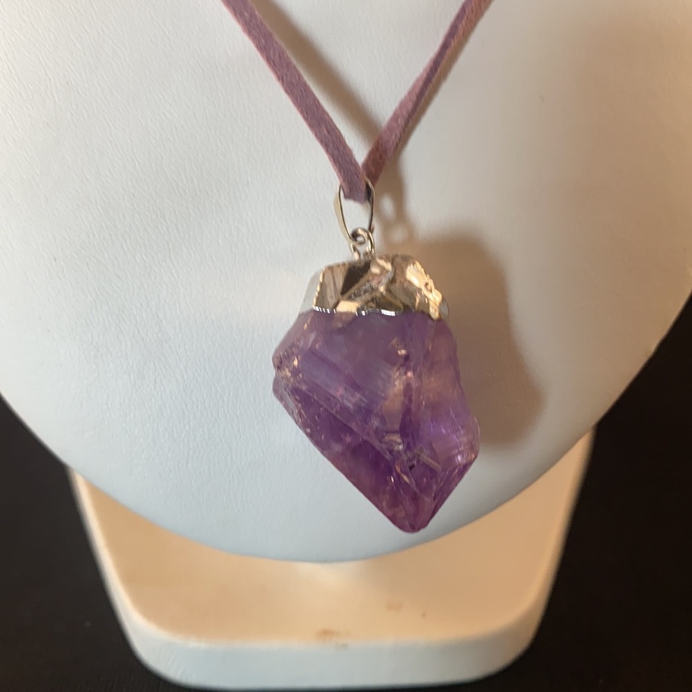 Amethyst pendant on purple leather rope - Picture 3 of 3